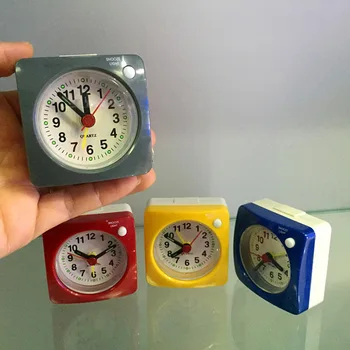 Mini Naktiniai Žadintuvas 6x6cm Kelionės Laikrodis-Žadintuvas su Snaudimo ir lengvas, Tylus, be Jokių Tiksi Analoginis Kvarcas, baterijomis